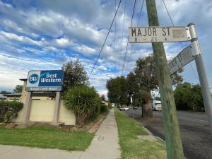Un letrero de calle para Marion Street frente a una tienda. en Best Western Bungil Creek Motel, en Roma