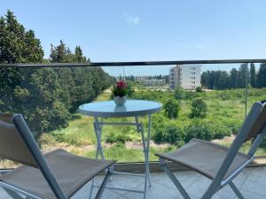 uma mesa e cadeiras numa varanda com vista em Rasi Luxury Apartments em Ulcinj