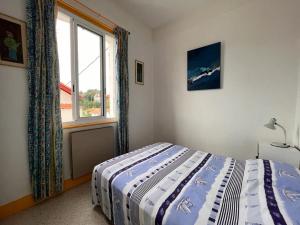 - une chambre avec un lit et une grande fenêtre dans l'établissement Appartement Saint-Jean-de-Luz, 2 pièces, 2 personnes - FR-1-239-804, à Saint-Jean-de-Luz