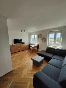 sala de estar con sofá y mesa en Apartament Jarosław na wyłączność en Jarosław