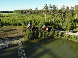 珀爾瓦的住宿－Metsjärve mini puhkemaja，享有湖泊的空中景致,设有小屋