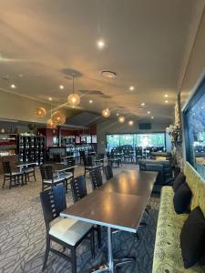 Un comedor con mesa y sillas en Best Western Bungil Creek Motel, en Roma