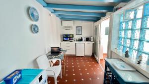 cocina con mesa y sillas en una habitación en Turquoise Sea House, en Santa Lucia