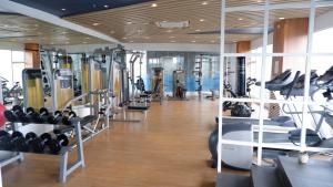 een fitnessruimte met veel loopbanden en machines bij Solea Seaview Resort in Mactan