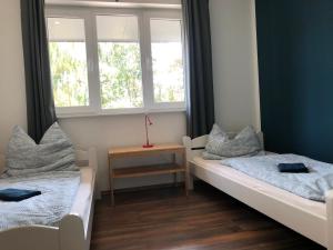una stanza con due letti e una finestra di Ferienhaus Malte Büsch a Barlt