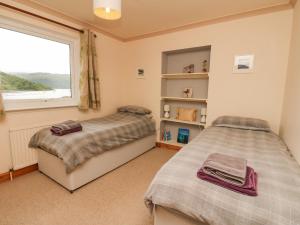 A bed or beds in a room at Allt An Dorran