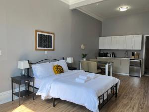 a bedroom with a large bed and a kitchen at Alina & Fanny - Philadelphia S Broad St in Philadelphia