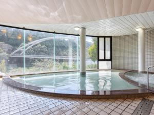 momijigawa onsen 내부 또는 인근 수영장