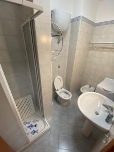 a small bathroom with a toilet and a sink at Appartamento Riflessi sul mare in Gaeta