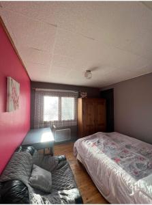 - une chambre avec un lit et un canapé dans l'établissement Villa pleinevie, à Lans-en-Vercors