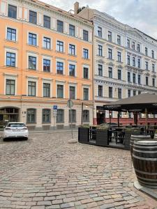 un'auto parcheggiata di fronte a un grande edificio di Riga Center Apartment in Old Town a Riga