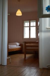 mały pokój z łóżkiem i oknem w obiekcie Landhaus im Hartbergerland w mieście Hartberg