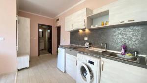 cocina con fregadero y lavadora en Premier Resident Apartment en Sunny Beach