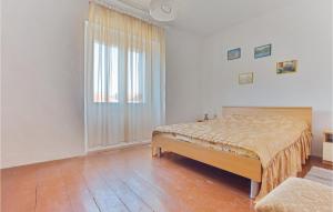 a bedroom with a bed and a large window at Gorgeous Home In Veli Iz With Wifi in Veli Iž