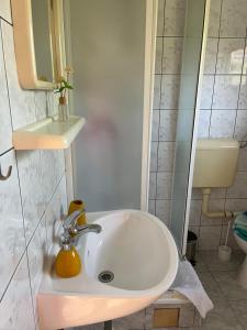 y baño con lavabo y espejo. en Apartments Zvijezda, en Rogoznica