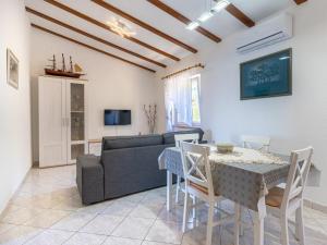 a living room with a table and a couch at Merag Sunrise Apartment in Cres