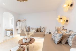 Posezení v ubytování Almiriki Naxos Beachside Living