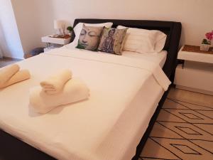 1 dormitorio con 1 cama grande y toallas. en BRIZO SUITES, en Grao de Castellón