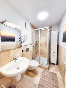 Bathroom sa Zentrale Ferienwohnung in Aalen City mit 4-Sternen