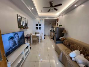Gallery image of Ron's Condo Overlooking the Lake in Tagaytay
