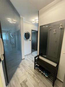 ein Badezimmer mit Dusche und Spiegel in der Unterkunft Republic5 Apartment in Siófok