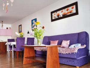 sala de estar con sofá azul y mesa en Dom Morski, en Sianożęty