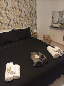 Katil atau katil-katil dalam bilik di ART ATELIER GERI with a terrace, free parking & wi-fi