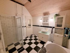 a bathroom with a black and white checkered floor at B&B de Hugt in Ulrum +40 photos