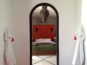 - un miroir dans une chambre avec un lit dans l'établissement Riad Tizwa Fes, à Fès