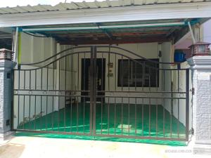 una puerta de hierro en la parte delantera de una casa en Homestay Ayah Kluang, en Keluang