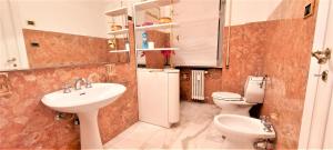 een badkamer met twee toiletten en een wastafel bij Vatican De Carolis Terrace in Rome +32 foto's