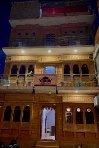 un gran edificio con un balcón en la parte superior. en Hotel Murad Haveli Jaisalmer, en Jaisalmer