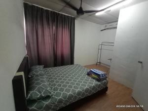 1 dormitorio con 1 cama en una habitación con ventana en Homestay Ayah Kluang, en Keluang