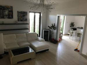 ein Wohnzimmer mit einem weißen Sofa und einem Tisch in der Unterkunft casetta ostuni in Ostuni