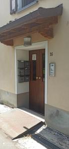 une porte d'entrée d'une maison avec le numéro dans l'établissement Country House B&B Casa Bassa, à Piazza