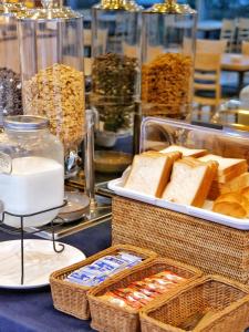 uma mesa com cestas de pão e outros alimentos em Rosana Hotel em Seul