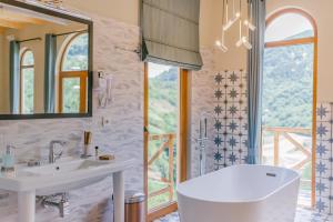 Koupelna v ubytování Hotel Chateau Iveri