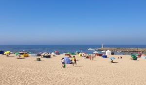 Uma praia em ou perto do quarto em acomodação particular