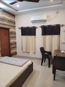 Gallery image of The Woodpecker Inn Suite in Konnagar +5 photos