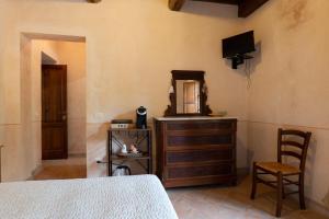 Televízia a/alebo spoločenská miestnosť v ubytovaní Agriturismo Tenuta Roccaccia