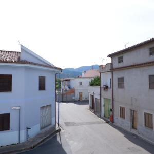 een leeg steegje in een stad met gebouwen bij Ginepro in San Vito
