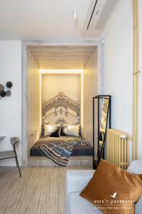 um quarto com uma cama grande num quarto em White Boat Studio Apartment GOLD em Budapeste