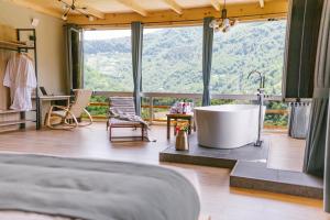 Nespecifikovaný výhled na hory nebo výhled na hory při pohledu z hotelu