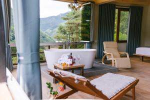 La salle de bains est pourvue d'une baignoire et offre une vue sur la montagne. dans l'établissement Hotel Chateau Iveri, à Varjanisi
