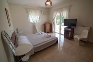 Posteľ alebo postele v izbe v ubytovaní Private Villa Loutraki with Pool, BBQ & View
