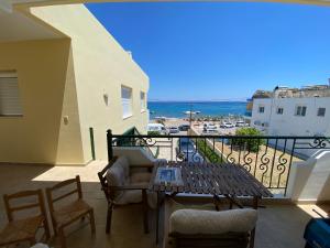 アルハンゲロスにあるKaya Sea Studios - Stegna Beachの海を望むバルコニー(テーブル、椅子付)