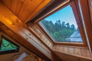 una vista sul soffitto di una finestra in una cabina di Pochi passi dalle piste di Les Arnaud a Bardonecchia