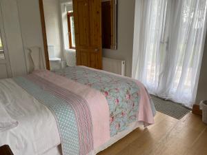 的住宿－Kerry Country House，一间卧室配有一张床铺,床上有毯子