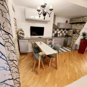 TV a/nebo společenská místnost v ubytování Apartments Stella - parking