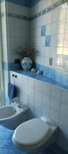 bagno con servizi igienici bianchi e lavandino di 'L SASS a Borgomanero